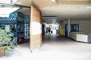 Die Passage an der Zürichstrasse 16: rechts der Eingang zur Post, links die Bar Edi’s Corner. (Bild: Manuela Jans-Koch (Luzern, 3. Juli 2018))