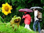 Am Nachmittag wird der Regenschirm nicht mehr gebraucht. (Bild: Keystone)