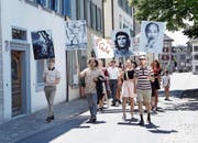 Die Demonstranten marschieren Parolen skandierend durch die Gasse. Bild: Werner Schelbert (Zug, 1. Juli 2018)