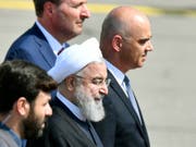 Der iranische Präsident Hassan Ruhani (Mitte, mit Kopfbedeckung) nach seiner Begrüssung durch Bundespräsident Alain Berset (rechts) auf dem Flughafen Zürich-Kloten. (Bild: KEYSTONE/WALTER BIERI)