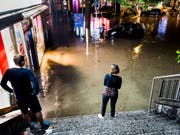 Mitte Juni suchte ein heftiges Unwetter Lausanne heim. Der sintflutartige Regen führte zu Überschwemmungen von zahlreichen Strassen, Wohnhäuser und Geschäften. (Bild: Keystone/JEAN-CHRISTOPHE BOTT)