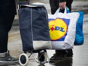 Aldi und Lidl stoppen in den Niederlanden den Verkauf von Energydrinks an Kinder. (Bild: KEYSTONE/GEORGIOS KEFALAS)