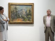 Die Berner Museumsdirektorin Nina Zimmer und Philippe Cézanne von der Familie des Künstlers informieren über die Einigung im Streit um das Gemälde «La Montagne Sainte-Victoire». (Bild: Keystone/LUKAS LEHMANN)