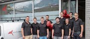 Patrick Camenzind (links) hat Anfang Juli die Geschäftsführung der Elektro Planzer AG vom langjährigen Leiter Stefan Planzer (rechts) übernommen. (Bild: PD)