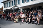 Auch in der Lounge vor der Bar verfolgten zahlreiche Fans das Spiel. (Bild: Corinne Glanzmann (Stans, 3. Juli 2018))