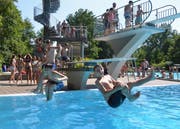 Über das ganze Wochenende strömten weit über 3000 Badegäste ins Münchwiler Parkbad. (Bild: Christoph Heer)