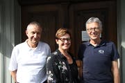 Bruno Achermann (links) und Max Germann mit der neuen «Löwen»-Geschäftsleiterin Christine Widmer Baumann. (Bild: Remo Infanger (Altdorf, 3. Juli 2018))