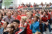 Bange Minuten für die Fans in den letzten Spielminuten auf der Buchser Fanmeile. (Bild: Corinne Hanselmann)