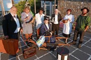 Die sieben Schauspieler der Seelisberger Theatergruppe holen für einen Moment die Zeit vor 1900 in die Gegenwart zurück. (Bild: Christoph Näpflin, Seelisberg, 2. Juli 2018)