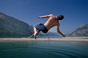 Eine Wasserratte springt bei den Badeinseln in Seedorf in den Urnersee. (Archivbild: Urner Zeitung)