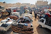 Syrische Flüchtlinge warten an der Grenze zum Libanon auf Durchlass. Bild: Bilal Hussein/AP (Arsal, 28. Juni 2018)