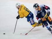 Robert Kousal, hier links im Bild, wechselt von Davos nach Schweden (Bild: KEYSTONE/URS FLUEELER)
