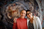 Zwei von drei Reformanzen: Die evangelischen Pfarrerinnen Andrea Weinhold (links) und Kathrin Bolt. (Bild: Benjamin Manser)