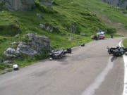 Zwei Motorräder haben sich am Klausenpass gestreift und kamen zu Fall. (Bild: Kantonspolizei Uri)