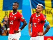 Grosse Enttäuschung und leere Blicke: Valon Behrami (rechts) und Johan Djourou sind nach dem 0:1 gegen Schweden fassungslos (Bild: KEYSTONE/EPA/ETIENNE LAURENT)