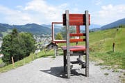 Dieser Holzrahmen im Sinnepark sieht fast aus wie ein Fernseher, nur die Aussicht ist besser. (Bild: Urs M. Hemm)