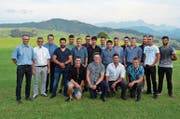 Die Lehrabgänger als Maurer und Strassenbauer. Seitens des Baumeisterverbandes beider Appenzell (v. l.): Kassier Markus Alder, Lehrlingsobmann Werner Vicini und Präsident Josef Zimmermann. (Bild: RF)