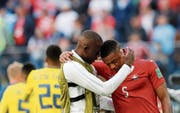 Denis Zakaria (links) törstet Manuel Akanji nach dem Spiel. (Bild: Efrem Lukatsky/AP (St. Petersburg, 3. Juli 2018))