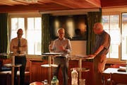 Der St. Galler Stadtpräsident Thomas Scheitlin und der Wittenbacher Gemeindepräsident Fredi Widmer diskutieren mit Historiker Peter Stahlberger (von links) über Gemeindefusionen. (Bild: Johannes Wey)