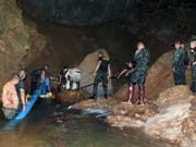 Nach tagelanger Suche haben Rettungskräfte in Thailand die verunglückten Jugendlichen in einer Höhle entdeckt. (Bild: KEYSTONE/EPA ROYAL THAI ARMY/ROYAL THAI ARMY HANDOUT)