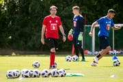 Trainer René Weiler während dem Training mit den Spielern des FCL in Luzern.(Alexandra Wey/Keystone)