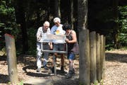 Reto Zingg (links) lässt keine Gelegenheit aus, um Besuchern des Sinneparks Auskunft zu geben. (Bild: Urs M. Hemm)