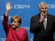 Die Spitzen der beiden Unionsparteien in Deutschland, Angela Merkel und Horst Seehofer, vereinbarten ein neues Grenzregime an der Grenze zu Österreich und retten Seehofer seine politischen Ämter. (Bild: KEYSTONE/AP Files/MATTHIAS SCHRADER)