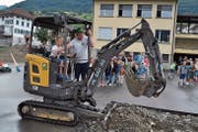 Nach dem offiziellen Teil durften auch die Schüler ran: Unter Anleitung von Remo Krummenacher bedient Laurin den Bagger. (Bild: Birgit Scheidegger (Sachseln, 3. Juli 2018))
