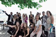 Die erfolgreichen Berufsleute der Innerrhoder Gastrobranche feiern ihren Lehrabschluss mit dem Präsidenten von Gastro AI, Stephan Sutter (links), im «Freudenberg». (Bild: PAG)