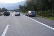 Ein 30-Jähriger bemerkte zu spät, dass die Autos vor ihm bremsen. (Bild: Kapo)