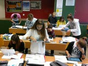 Die Schülerinnen und Schüler gewöhnten sich schnell an die Arbeit mit dem Tablet. (Bild: pd)