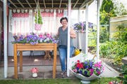 Miroslava Jankovic in ihrem prämierten Garten. Die Idee mit dem bepflanzten Schirm hat sie schon vor 20 Jahren irgendwo gesehen und diese Saison erstmals umgesetzt. (Bild: Ralph Ribi)