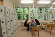 Blick in die Gemeinschaftsküche des Asylzentrums Hirschpark in Luzern. Das Zentrum ist eines von dreien, die Ende 2018 schliessen werden. (Bild: Domink Wunderli, 10. Juni 2014)