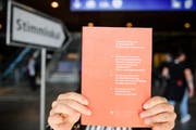 Das Abstimmungsbüchlein in seiner bisherigen Form – hier die Ausgabe für die Abstimmung vom 24. September 2017. (Bild: Manuel Lopez, Keystone)