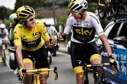 Stossen mit Champagner an: Toursieger Geraint Thomas (links) und sein Vorgänger Chris Froome. Bild: Marco Bertorello/EPA (Paris, 29. Juli 2018)