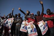 Anhänger von Präsidentschaftskandidat Nelson Chamisa während einer Wahlveranstaltung. (Bild: Dan Kitwood/Getty Images (Harare, 28 Juli 2018))
