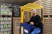 Logistiker Sedat Catan auf dem Hubstapler im Waren- und Auslieferungslager der Molkerei Biedermann. (Bild: Yvonne Aldrovandi-Schläpfer)