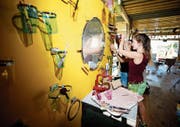 Die freiwilligen Helfer basteln und bauen: Sogar ein Badezimmer gibt es auf dem Festivalgelände. (Bild: Stefan Kaiser (Steinhausen, 30. Juli 2018))