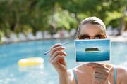 Ein Spruch für die Ansichtskarte ist schnell gefunden, aber welche Briefmarke braucht es für den Versand? (Bild: Getty)