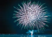 Das Feuerwerk an der Bundesfeier vor einem Jahr zog zahlreiche Zuschauer in seinen Bann. (Bild: Jil Lohse (31. Juli 2017))
