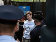 Olga Pakhtusova, Mitglied der russischen Punkband Pussy Riot beim Verlassen des Gefängnisses in Moskau. (Bild: KEYSTONE/AP/ALEXANDER ZEMLIANICHENKO)