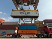 Trotz erwarteter Abschwächung der Exporte: Die Aussichten für die Schweizer Wirtschaft bleiben gut. (Archiv: Rheinhafen Basel) (Bild: KEYSTONE/GAETAN BALLY)