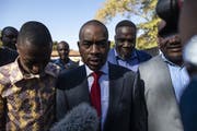 Präsidentschaftskandidat Nelson Chamisa (Bildmitte) vor einem Wahllokal. (Bild: Dan Kitwood/Getty Images (Harare, 30. Juli 2018))