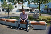 Autor Usama Al Shahmani ist viel mit dem Zug unterwegs. (Bild: Karin Erni)