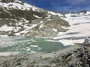 Ein Weg führt zum Aletschgletscher. Im Hintergrund ist ein kleiner See mit Schmelzwasser vom Gletscher zu sehen (Bild: René Meier (Oberwald, 15. Juni 2018))