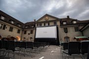 Stühle und Leinwand stehen im Innenhof des Staatsarchivs bereit. (Bild, Frauenfeld, 9. August 2017: Thi My Lien Nguyen