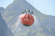 Rund 900 Liter Wasser fasst der Transportbehälter pro Flug.