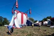 Aufbauarbeiten des Zirkus Stey bei der Seevogtey in Sempach. (Bild: Pius Amrein, 30. Juli 2018)