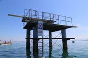 Zur Zeit ist der Sprungturm geschlossen, der tiefe Pegelstand ist für Badende zu gefährlich. (Bild: Vivien Huber)