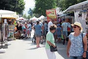 Die Marktstände stiessen auf grosses Interesse. (Bild: Benjamin Schmid)